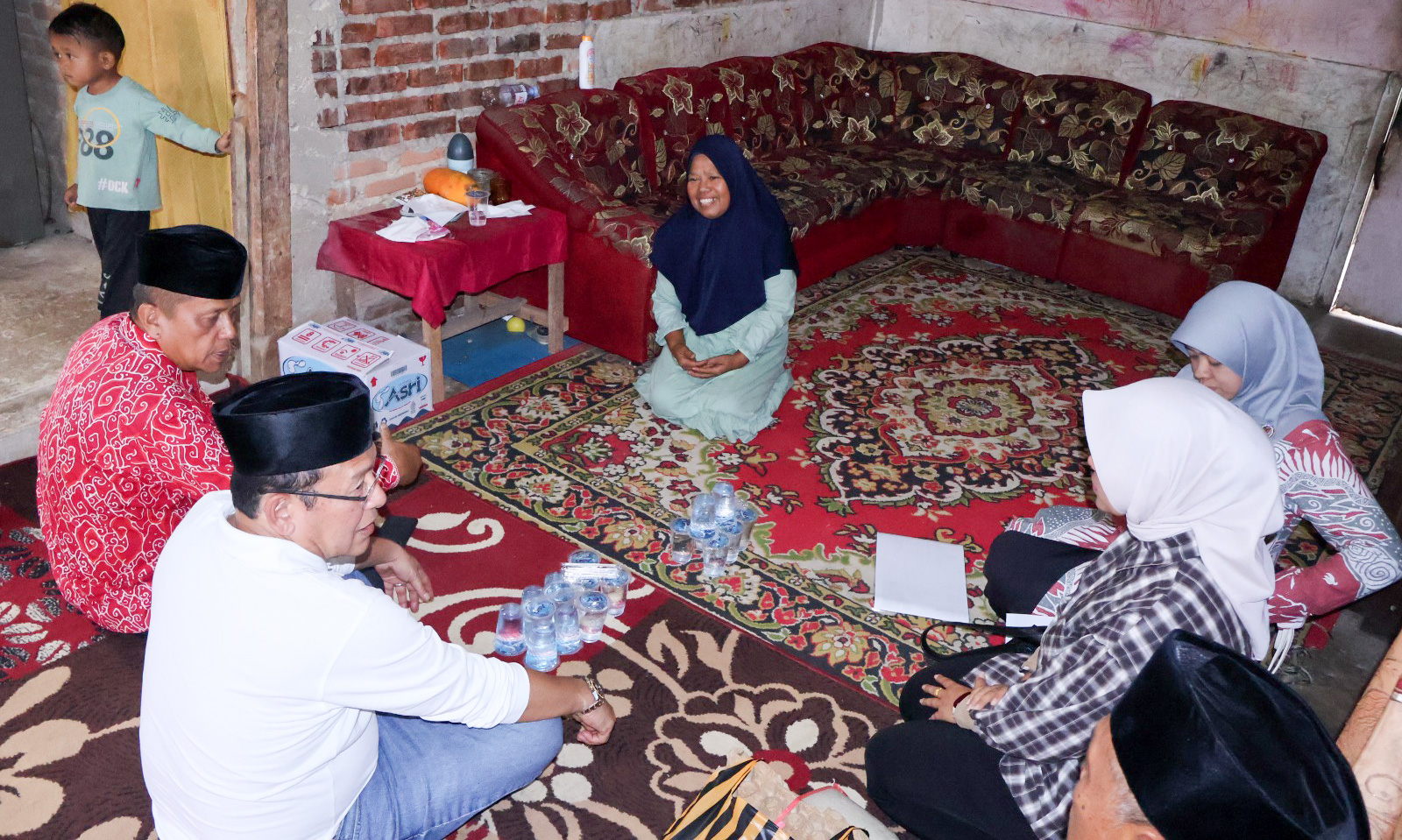 Zulmaeta dan Elzadaswarman serahkan bantuan swadaya Rp4,65 juta kepada tiga warga Latina hasil donasi masyarakat.