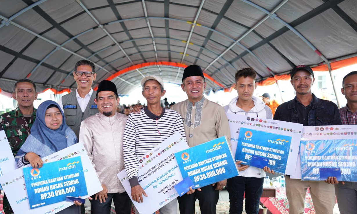 Pemerintah Pusat dan Pemkab Solok salurkan Rp1,71 miliar untuk perbaikan rumah warga terdampak bencana hidrometeorologi.
