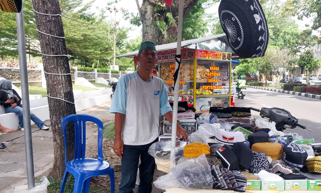 Pedagang peci berharap diizinkan kembali berdagang di area dalam Masjid Raya Syekh Ahmad Khatib Al-Minangkabawi, Jumat (13/2/2026). (Foto: Mengki Kurniawan/Padeks)