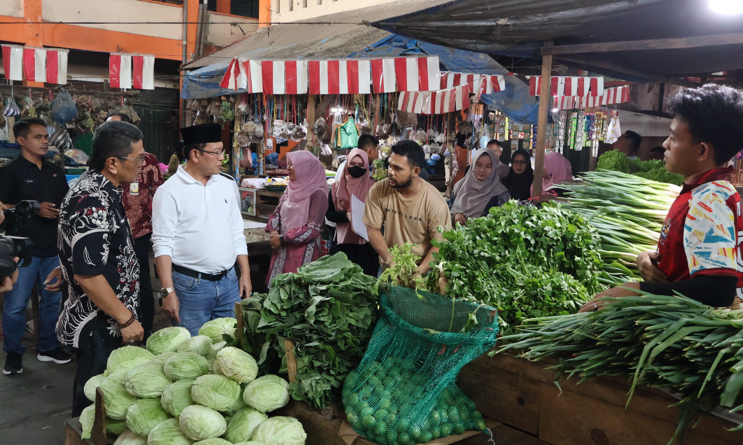 Zulmaeta dan Elzadaswarman sidak Pasar Ibuah, pastikan harga kebutuhan pokok stabil dan stok aman jelang Ramadhan.