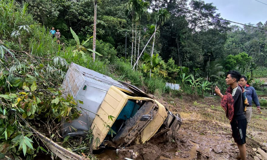 Truk Mitsubishi BA 8508 BG terjun ke jurang di Kelok Kajai Pasaman diduga akibat rem blong, Jumat (13/2/2026).