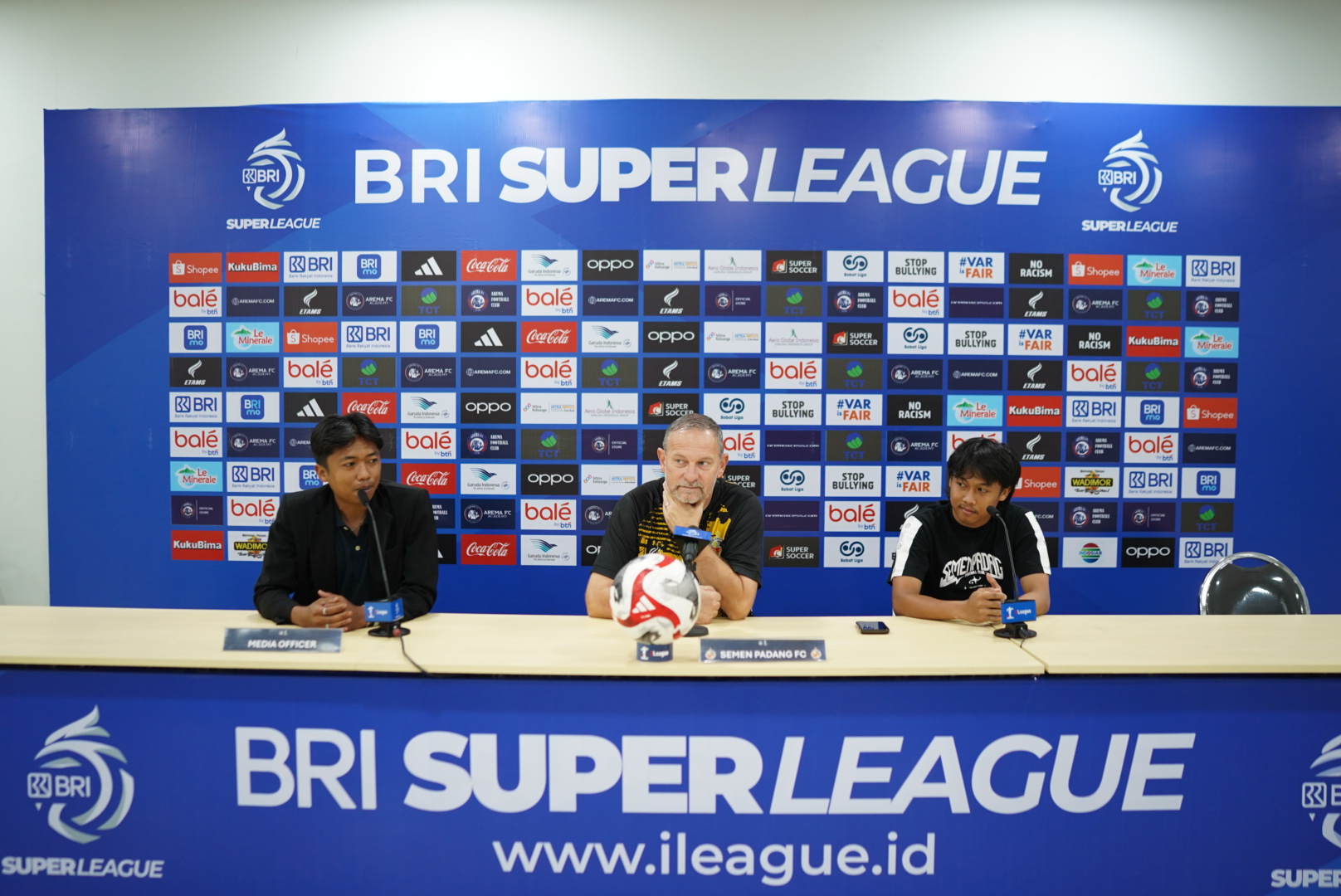Pelatih Semen Padang FC, Dejan Antonic saat memberikan keterangan di konferensi pers jelang pertandingan lawan Arema FC, Sabtu (14/2/2026).