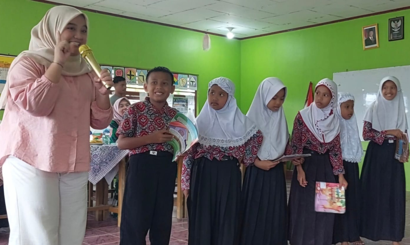 Pegiat literasi Padang hadir di SD 06 Kubu Kabupaten Agam dukung pemulihan psikososial siswa terdampak bencana di tengah ancaman banjir.
