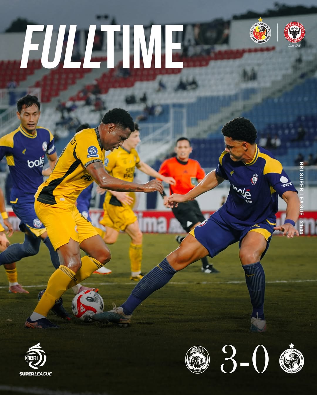 Pemain Semen Padang FC saat berduel dengan pemain Arema FC, Minggu (15/2/2026).