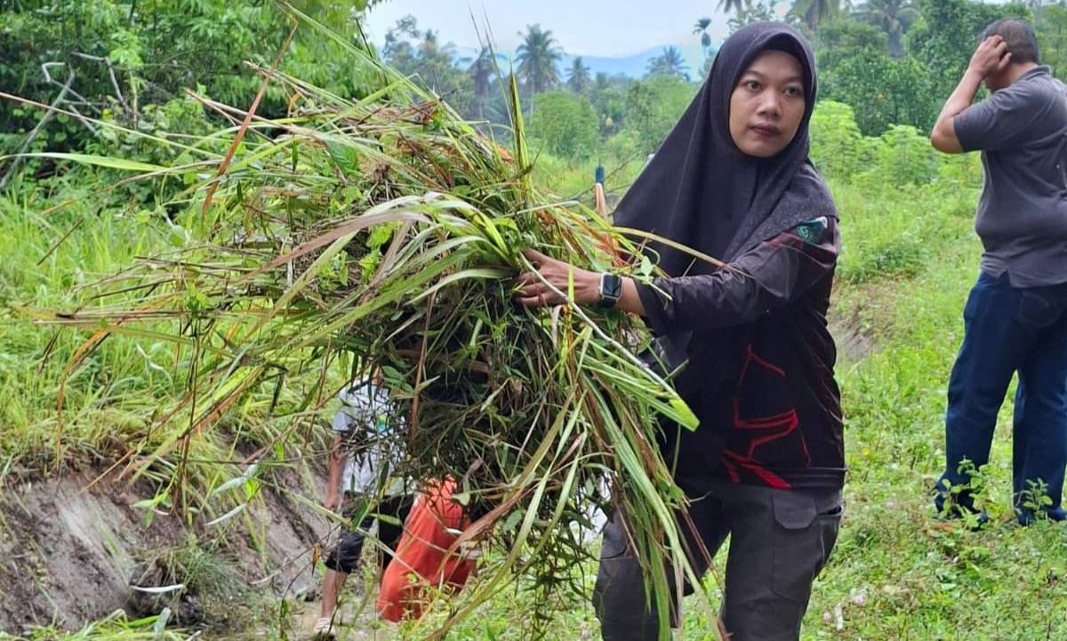 ASN dan warga gotong royong bersihkan Irigasi Anai II Pariaman Selatan demi kelancaran pengairan sawah dan musim tanam 2026.