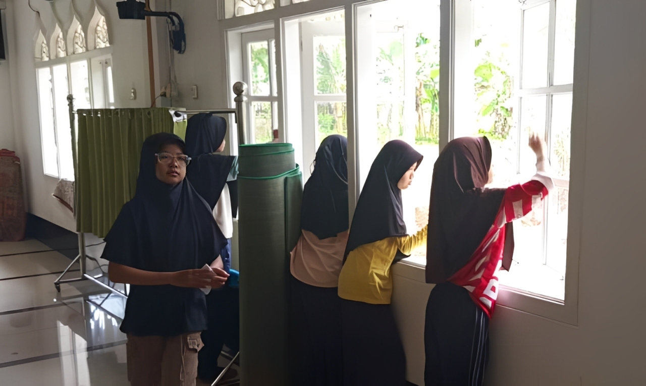 Pramuka Kwarran 031604 Pariaman Timur gelar bakti sosial bersihkan Mushala Rumbio jelang Ramadhan 1447 H.