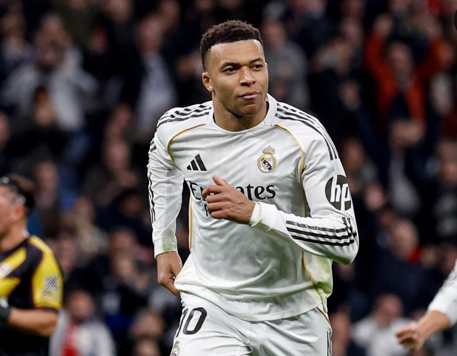Mbappe duduk di bangku cadangan Real Madrid saat lawan Real Sociedad di Santiago-Bernab&eacute;u. (Foto: Dok. Instagram @realmadrid)