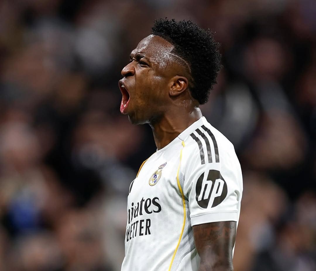 Vinicius Junior merayakan gol penalti ke gawang Real Sociedad di Santiago Bernab&eacute;u, membawa Real Madrid unggul 4-1 di La Liga 2025/26.(Foto: Instagram @realmadrid)