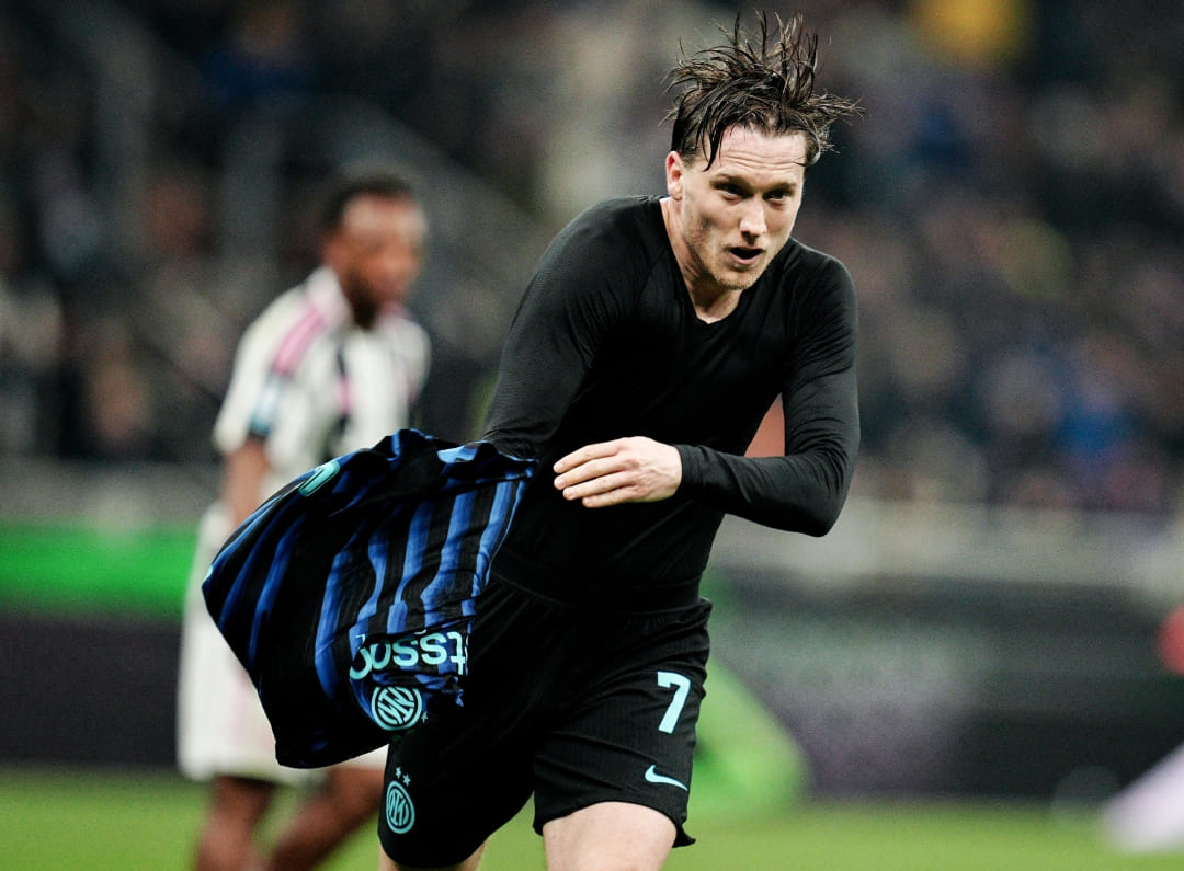 Zielinski merayakan gol kemenangan menit ke-90 yang membuat Inter kalahkan Juventus 3-2 di Derby d&rsquo;Italia dan dinobatkan sebagai MVP.(Foto: X @serieA)