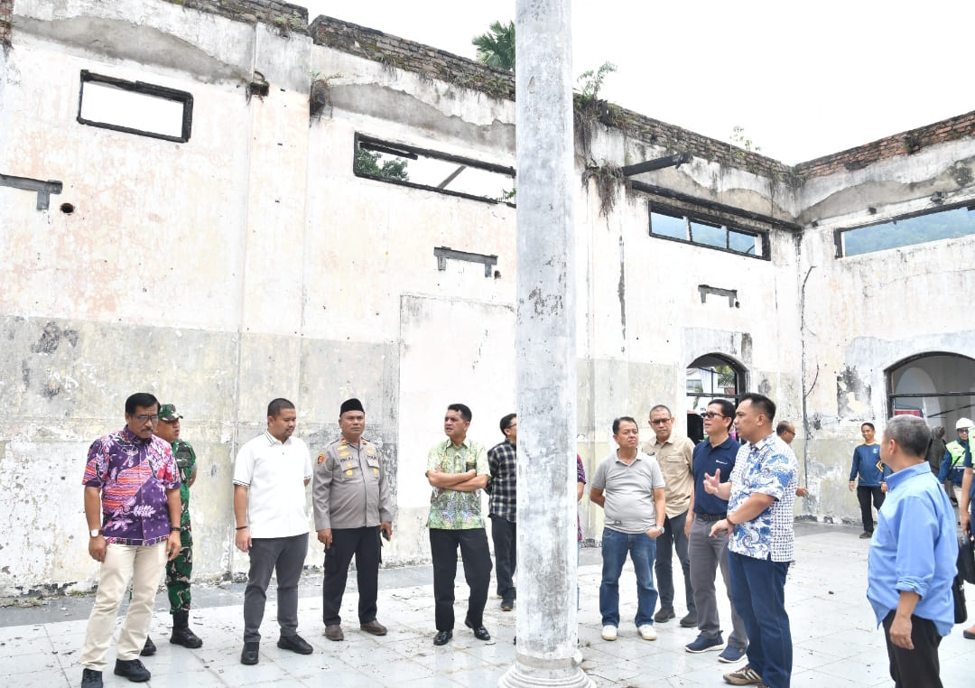 Peninjauan lokasi revitalisasi Gedung Pusat Kebudayaan Sawahlunto diikuti Wakil Wali Kota.(Foto: Humas PTBA Sawahlunto)