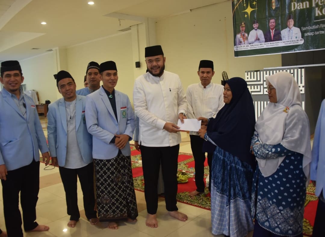 Wali Kota Padang Fadly Amran menyerahkan santunan BKPRMI kepada korban banjir di Masjid Raya Syekh Ahmad Khatib, Minggu (15/2/2026).(Foto: Prokopim)