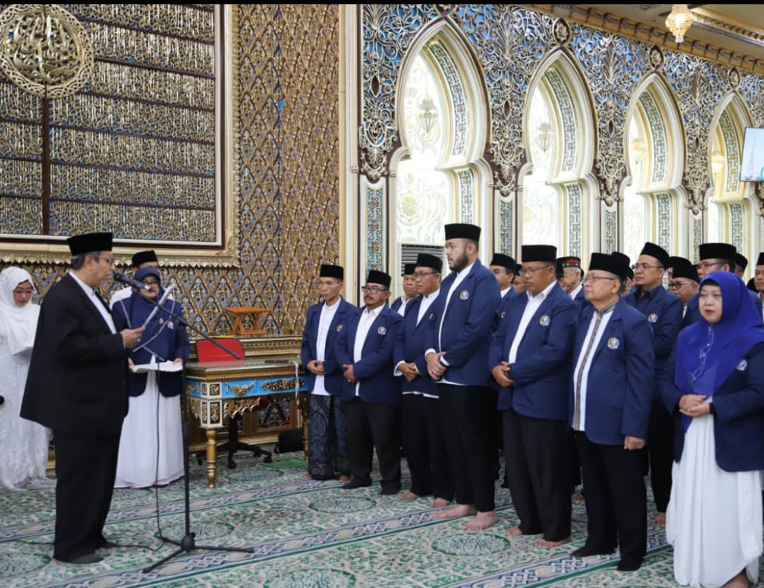 Wali Kota Padang Fadly Amran saat dilantik sebagai Ketua PW IPQAH Sumbar periode 2026&ndash;2031 oleh Ketua Umum IPQAH Pusat Said Agil Husin Al Munawar, Minggu (15/2/2026).(Foto: Prokopim)