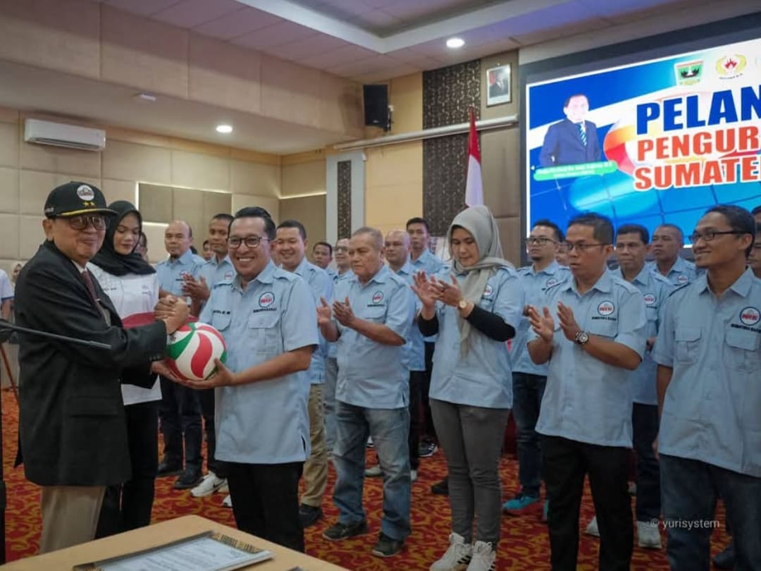 Bupati Tanahdatar Eka Putra dilantik sebagai Ketua Umum PBVSI Sumbar periode 2025&ndash;2029 oleh Waketum PBVSI Pusat Djoko Sardono di UNP Hotel and Convention, Minggu (15/2/2026).(Foto: Prokopim)