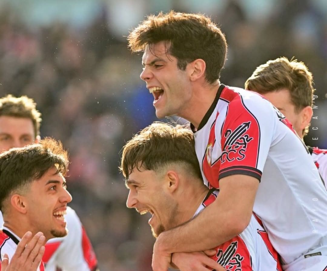 Para pemain Rayo Vallecano merayakan keunggulan 2-0 atas Atletico Madrid pada babak pertama laga La Liga.(Foto: IG @rayovallecano)