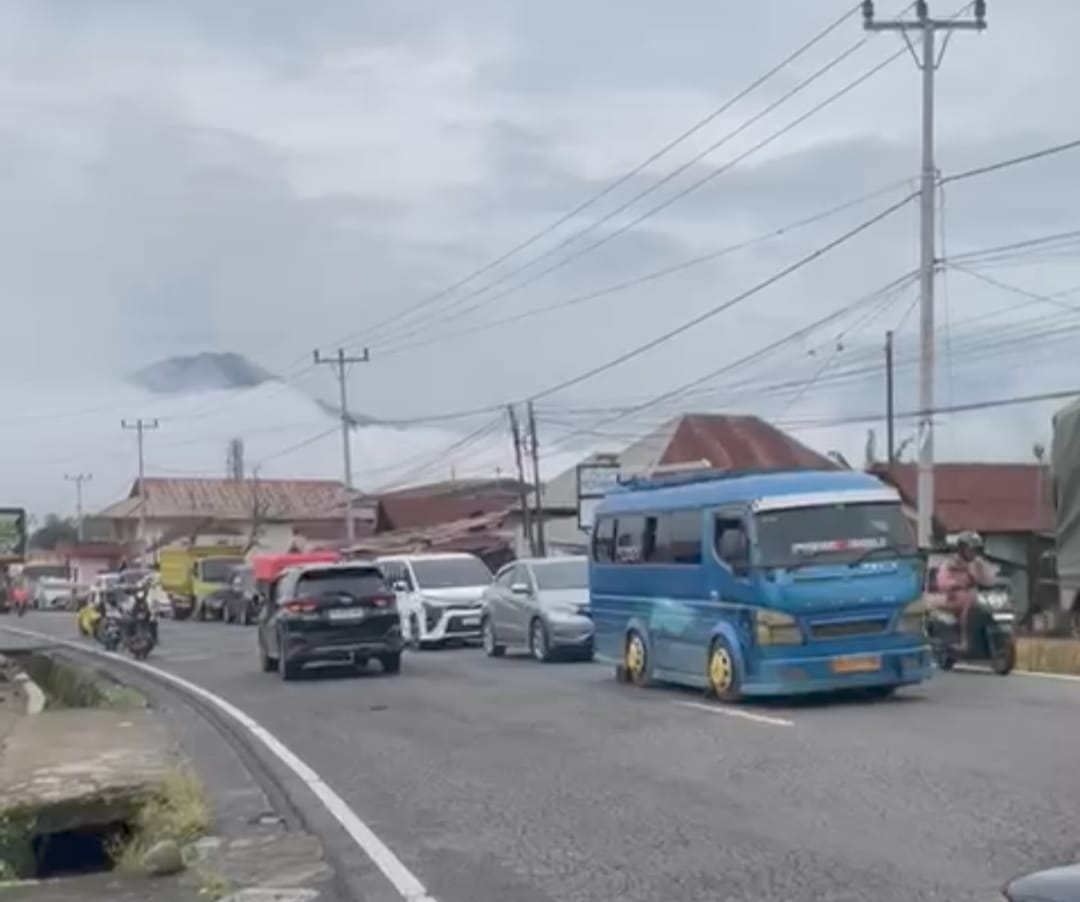 Perlambatan arus di Jalan Raya Padangpanjang - Bukittinggi tepatnya di depan Pesantren Nurul Ikhlas akibat mobil rusak, Minggu (15/2/2026).