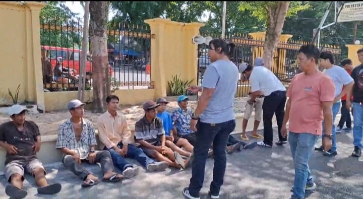 Polresta Padang mengamankan puluhan pelaku aksi premanisme di Pasar Raya Padang.