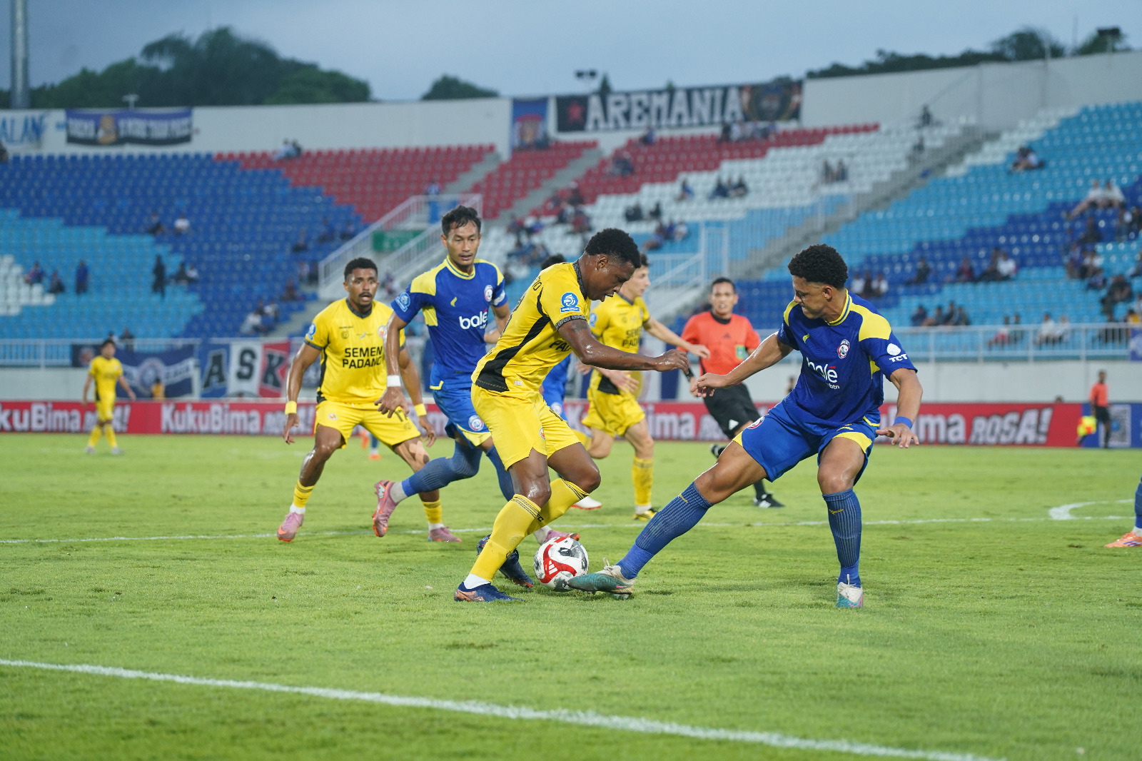 Pemain Semen Padang FC saat mencoba melewati hadangan pemain Arema FC di Stadion Kanjurahan, Malang, Minggu (15/2/2026).