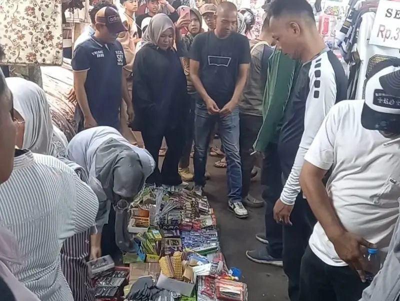 Sidak DPRD Kota Solok temukan pedagang jualan di badan jalan Pasar Raya jelang Ramadhan, soroti lemahnya pengawasan dan anggaran. (foto: Dila Kartika/Padeks)