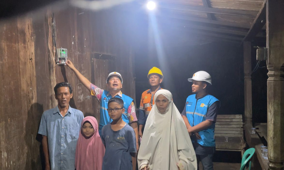 PLN UP3 Padang nyalakan listrik 900 VA untuk keluarga prasejahtera di Gunung Sarik, Kota Padang.