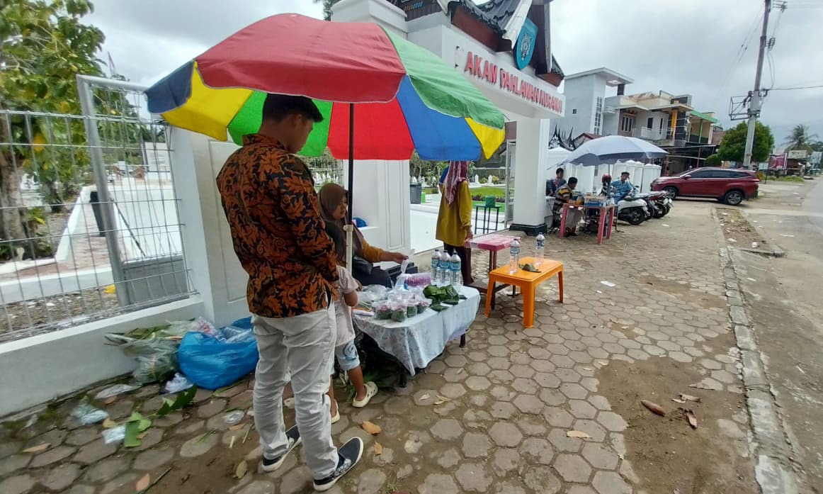 Ziarah kubur jelang Ramadhan 2026 di TMP Kuranji Padang dongkrak omzet pedagang bunga hingga Rp800 ribu per hari. (foto: Mengki Kurniawan/Padeks)