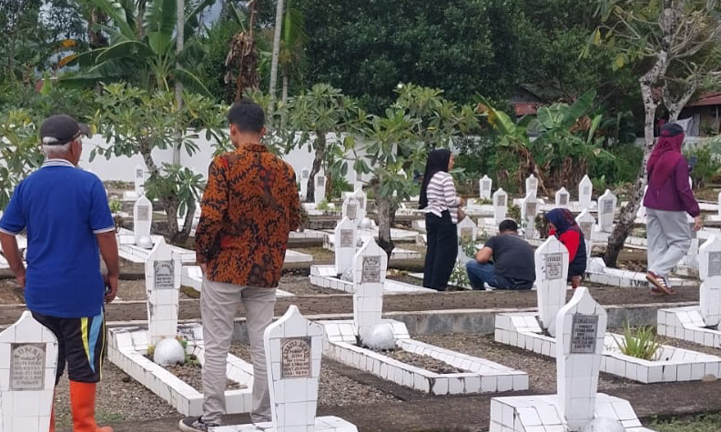 Suasana TMP Kuranji yang ramai dipadati peziarah, Minggu (15/2/2026). (Foto: Mengki Kurniawan/Padeks)