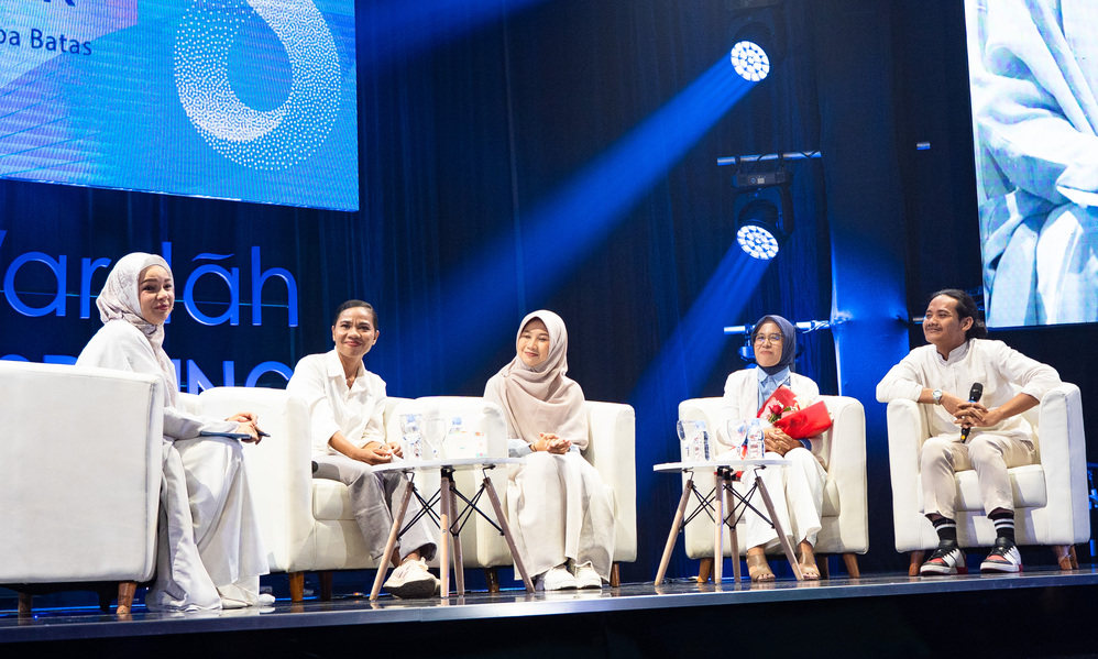 Talkshow pada pembukaan WIT Gen 8 dimoderatori Dewi Sandra, Brand Ambassador Wardah, dengan menghadirkan kisah nyata guru dari berbagai latar.