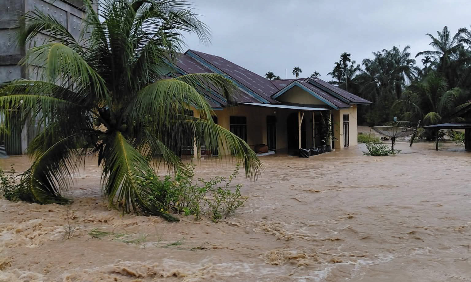 Banjir juga merendam puluhan rumah warga di sejumlah jorong di Nagari Salareh Aia, Kecamatan Palembayan, Senin (16/2/2026).