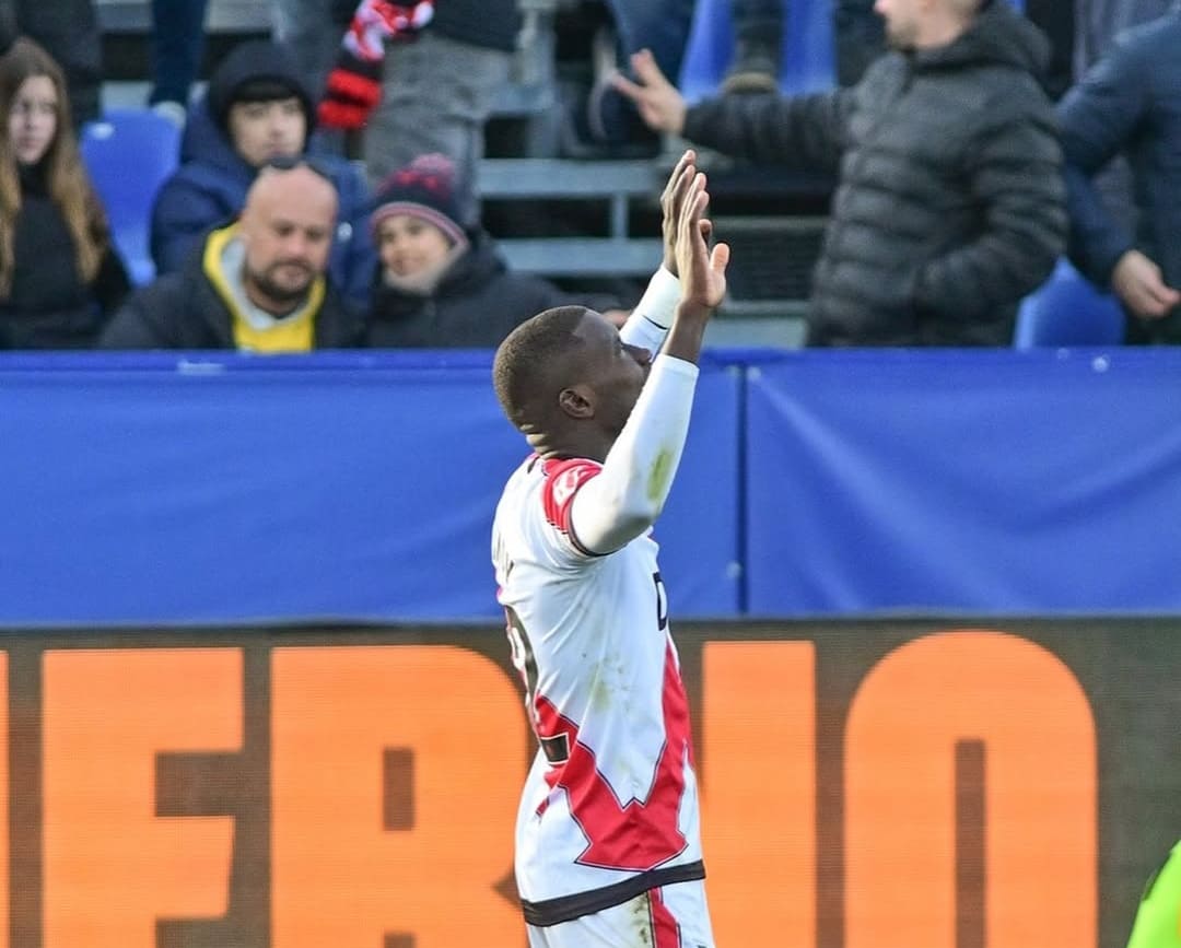Gol sundulan Mendy pastikan Rayo Vallecano raih kemenangan 3-0 kontra Atletico Madrid di Stadion Butarque.(Foto: IG @rayovallecano)