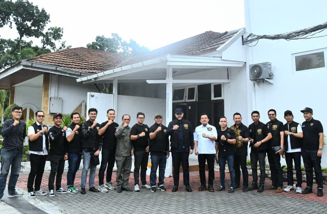 HDCI Padang salurkan bantuan sumur bor Rp50 juta yang diserahkan kepada Wali Kota Padang Fadly Amran untuk memenuhi kebutuhan air bersih warga terdampak.(Foto: Prokopim)