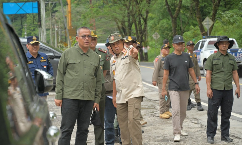 Sekdaprov Sumbar, Arry Yuswandi, Kepala Satpol PP Sumbar, Irwan, saat menyambangi kawasan Lembah Anai di Kabupaten Tanahdatar, Senin (16/2/2026).