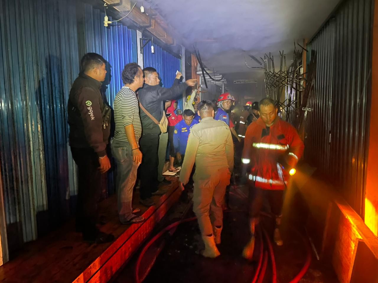 Kebakaran melanda satu unit toko di Blok Timur B2, Pusat Pertokoan Pasar Payakumbuh, Senin dini hari (16/2/2026).