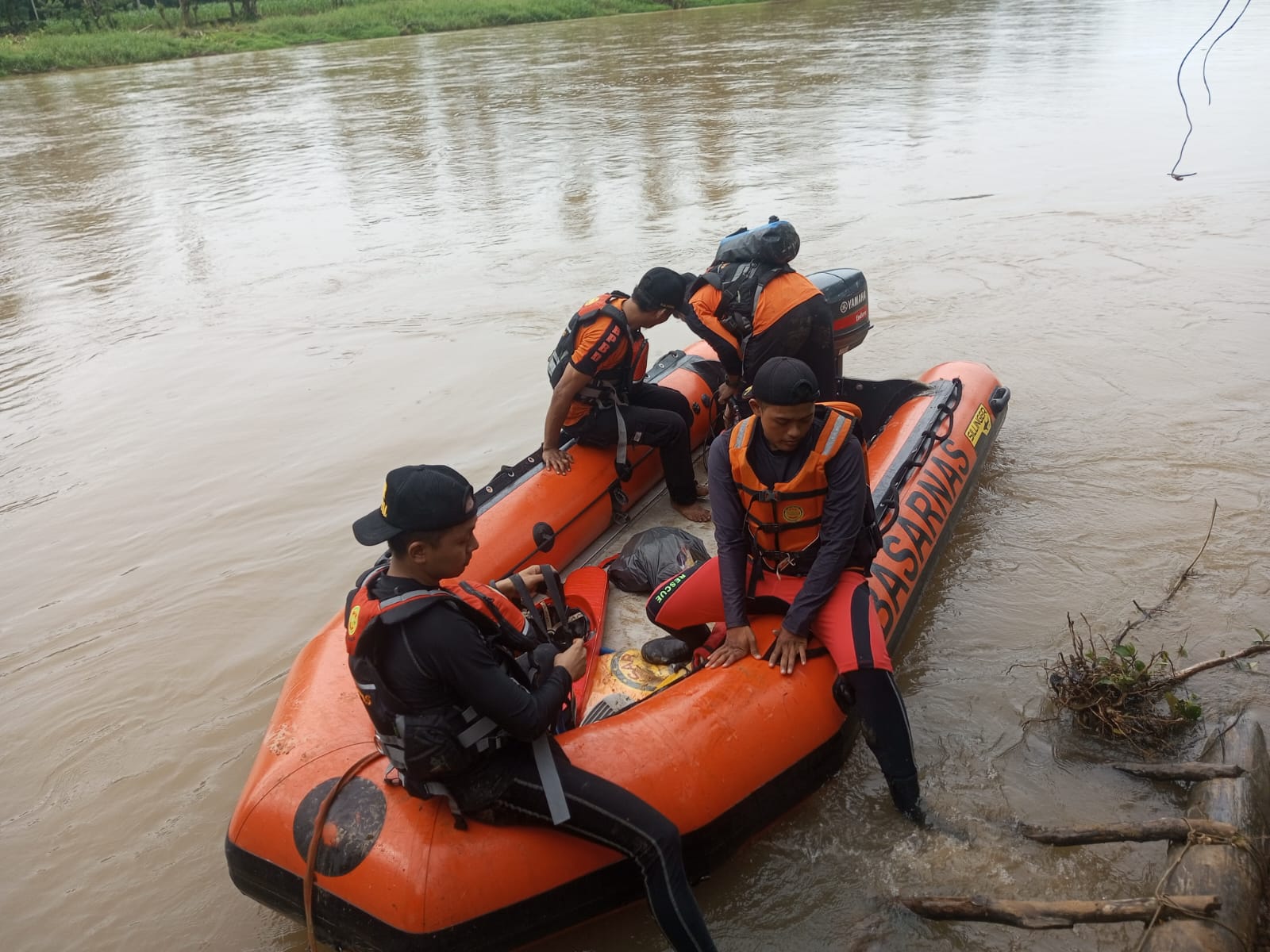 Tim SAR gabungan lanjutkan pencarian remaja 13 tahun yang hanyut di Sungai Liku, Pesisir Selatan, Senin (16/2/2026).