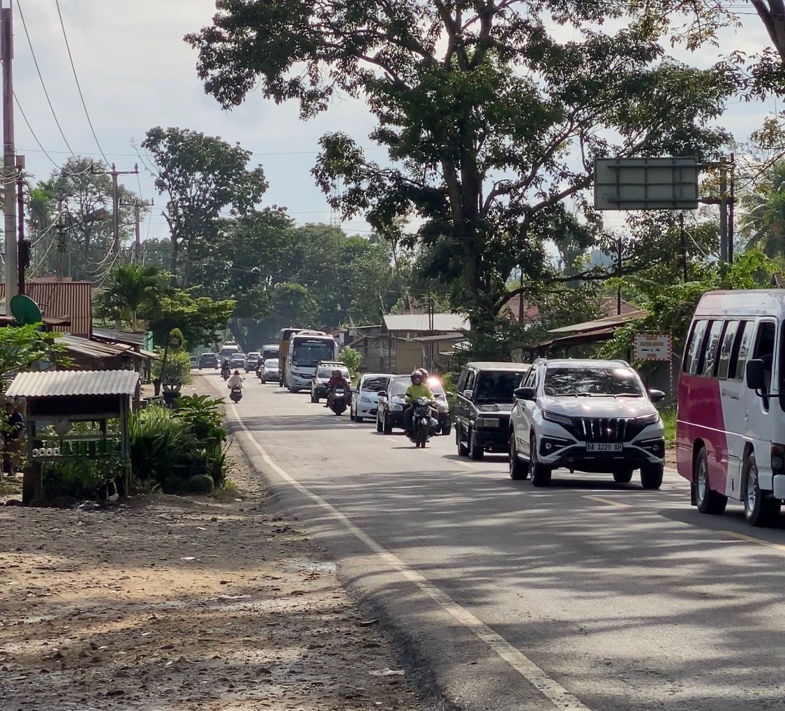 Arus lalu lintas di jalur Bukittinggi&ndash;Payakumbuh tepatnya di kawasan Simpang Piladang terpantau ramai namun tetap lancar pada libur nasional, Senin (16/2/2026).