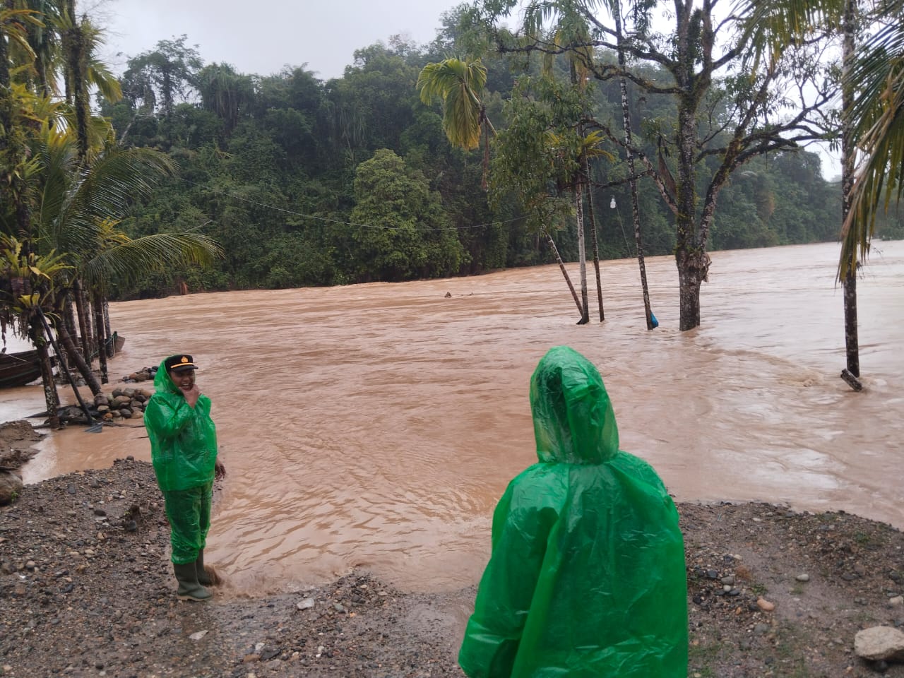 Banjir rendam pemukiman warga di Nagari Pasialaweh, Kecamatan Lubukalung, Kabupaten Padangpariaman, Senin (16/2/2026).