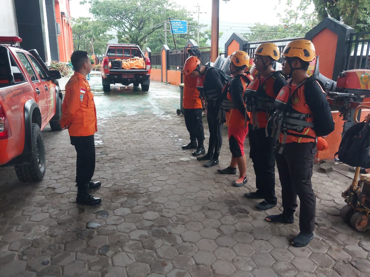 Tim SAR Padang dikerahkan untuk bantuan evakuasi 8 orang terjebak di Sungaibangek, Kota Padang, Senin (16/2/2026).