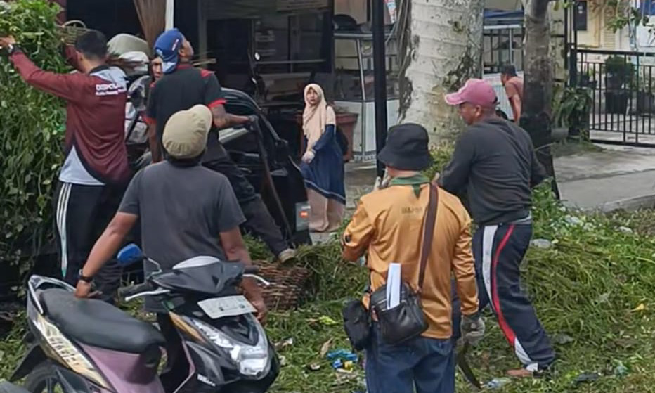 ASN Padangpanjang gotong royong bersihkan bantaran rel Bancah Laweh, wali kota soroti sampah dan rumput tinggi berisiko penyakit.
