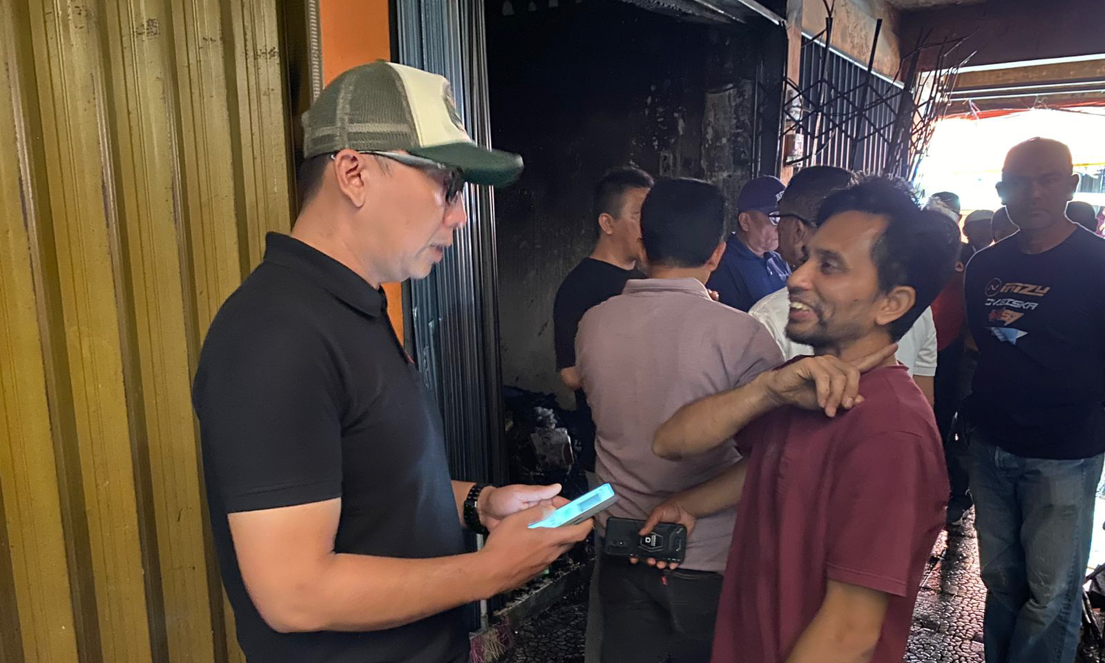 Novrianto (kanan) pemilik toko karpet di Blok Timur Pusat Pertokoan Pasar Raya Payakumbuh.