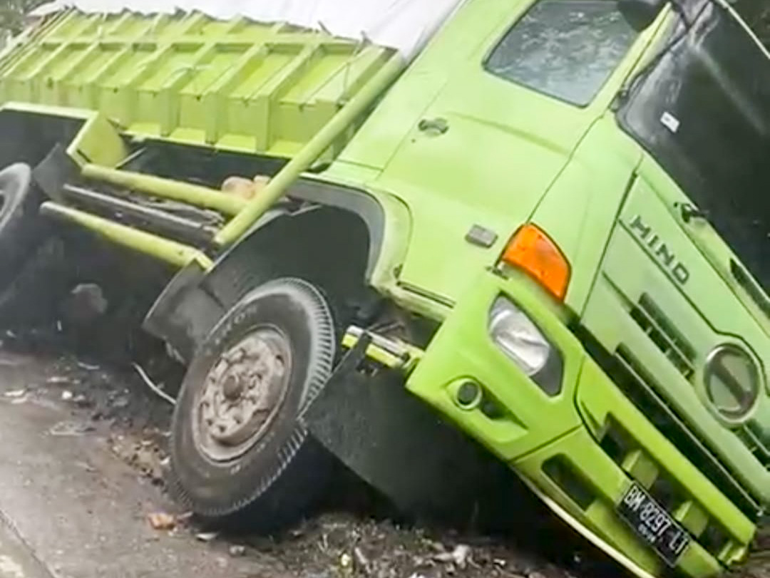 Truk terperosok di Panorama II Sitinjaulauik Padang, arus Padang&ndash;Solok tetap lancar meski volume kendaraan meningkat saat libur bersama.