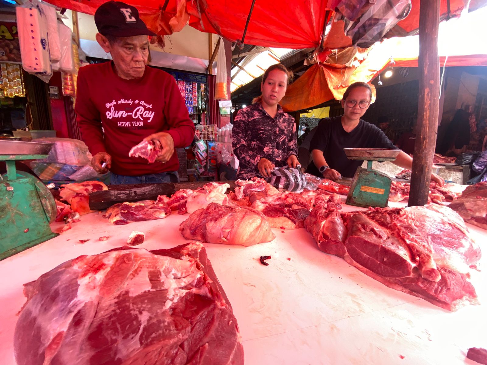 Salah seorang pedagang daging sapi di Pasar Ibuh Payakumbuh sedang memotong daging jualannya, Selasa (17/2/2026).