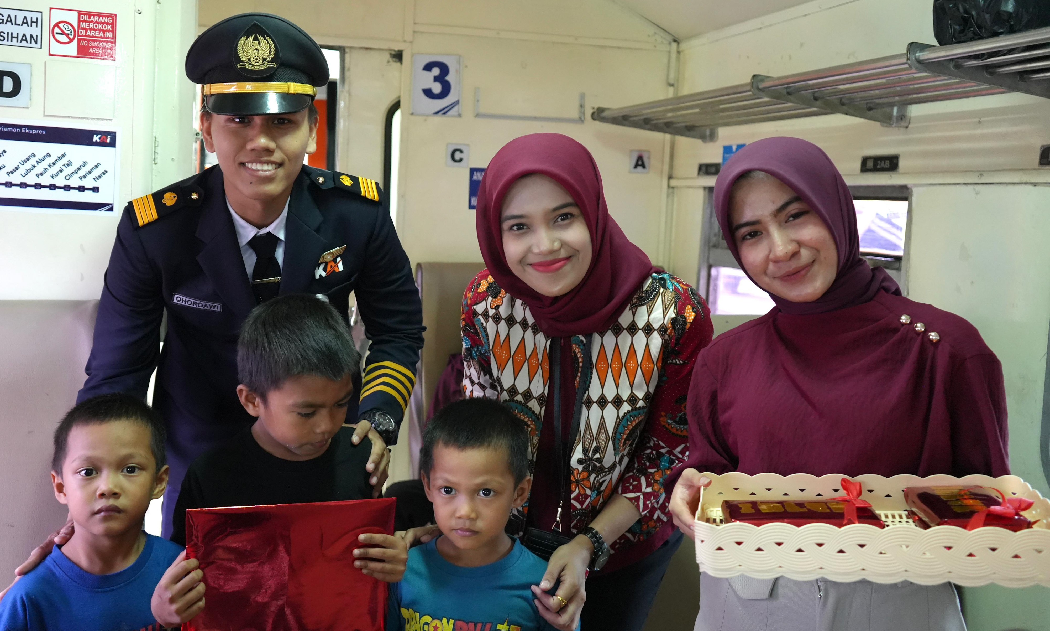 Apresiasi kepada pelanggan, KAI Divre II Sumbar membagikan souvenir kepada penumpang di Stasiun Padang serta di atas kereta api yang beroperasi selama periode perayaan Imlek dan masa libur panjang.