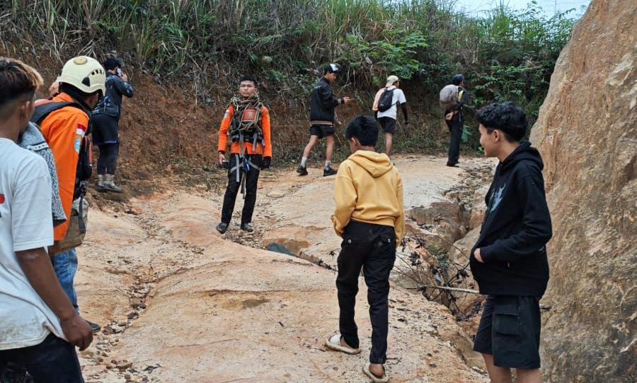 Sembilan wisatawan terjebak di Air Terjun Sarasah Barasok akibat hujan lebat, seluruhnya dievakuasi selamat oleh SAR.