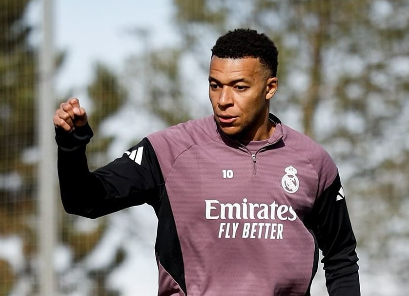 Striker Real Madrid, Kylian Mbapp&eacute; mengikuti sesi latihan jelang laga playoff Liga Champions kontra Benfica di Lisbon.(Foto: IG @realmadrid)