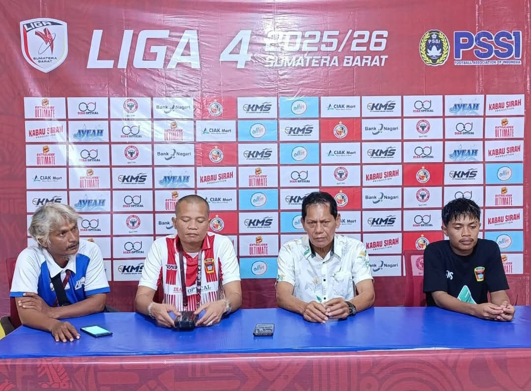 Head Coach PSP Padang, Joni Effendi, menyampaikan evaluasi tim pada konferensi pers pasca kemenangan atas PSPP Padangpanjang.(Foto: Kominfo Padang)