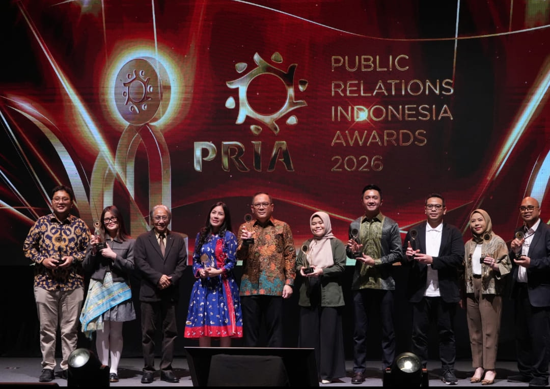 Corporate Secretary PTBA, Eko Prayitno, menerima penghargaan PRIA 2026 atas prestasi perusahaan di kategori website, majalah, dan program PR.(Foto: Corcom)