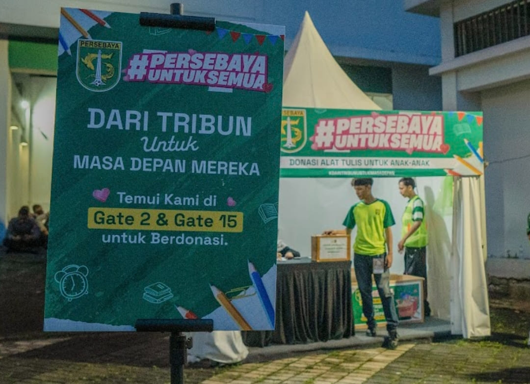 Drop box donasi alat tulis di Stadion Gelora Bung Tomo dipadati Bonek dan Bonita yang datang bersama keluarga pada laga Persebaya vs Bhayangkara FC.(Foto: Persebaya)