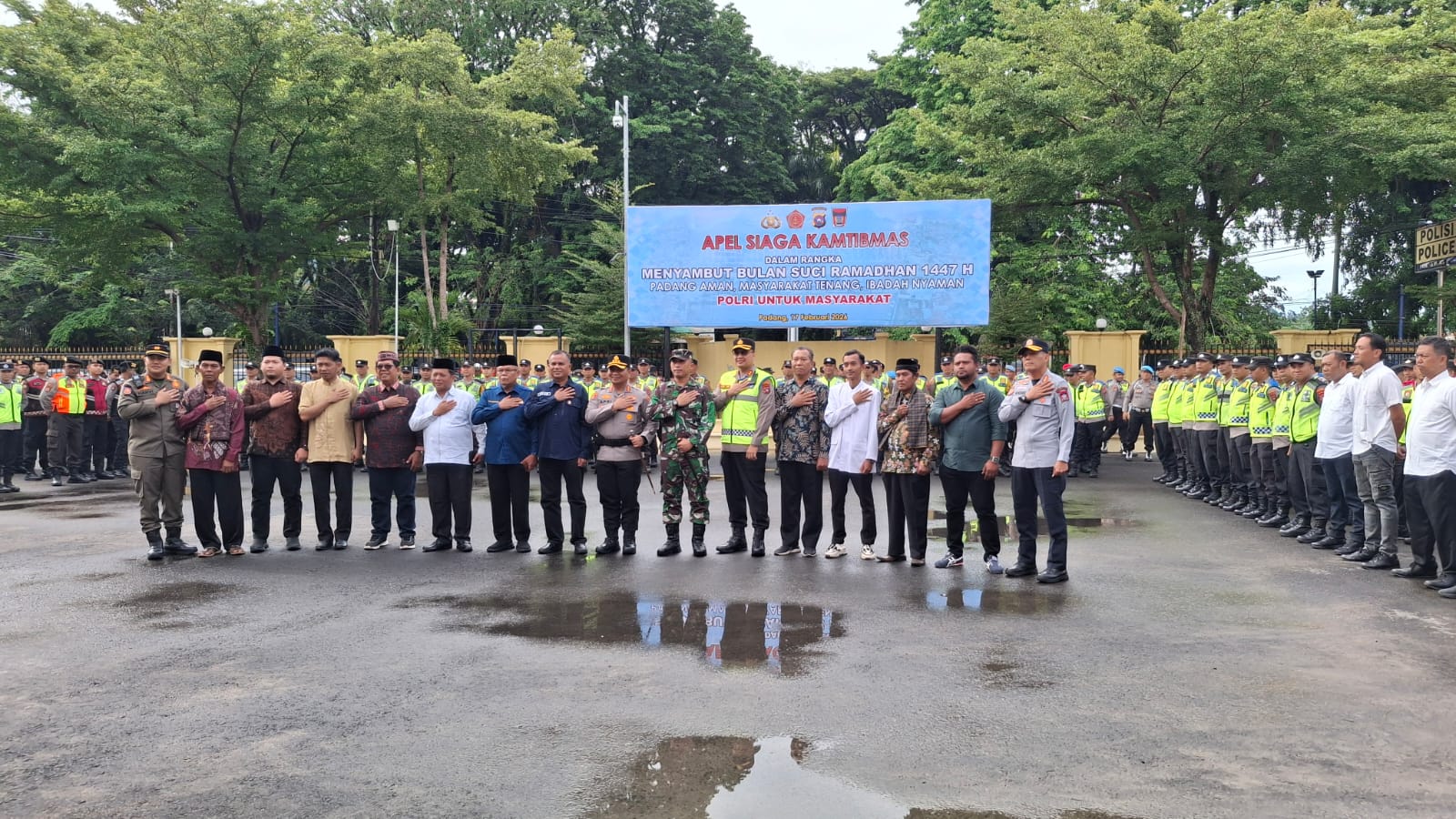 Polresta Padang menggelar apel siaga keamanan dan ketertiban masyarakat (kamtibmas) dalam rangka menyambut bulan suci Ramadhan 1447 Hijriah di halaman Mapolresta Padang, Selasa (17/2).