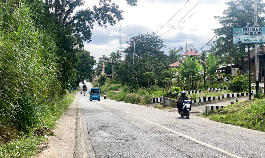 Arus lalu lintas Payakumbuh&ndash;Bukittinggi terpantau sepi pada hari terakhir libur nasional. Terlihat juga semak-belukar pinggir jalan tidak dirapikan, Selasa (17/2/2026).