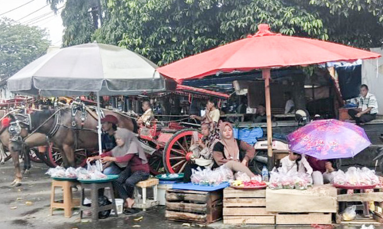 Sehari jelang Ramadhan 1447 H, pedagang bunga rampai untuk ziarah kubur memadati Jalan Bundo Kanduang, Pasar Raya Solok.