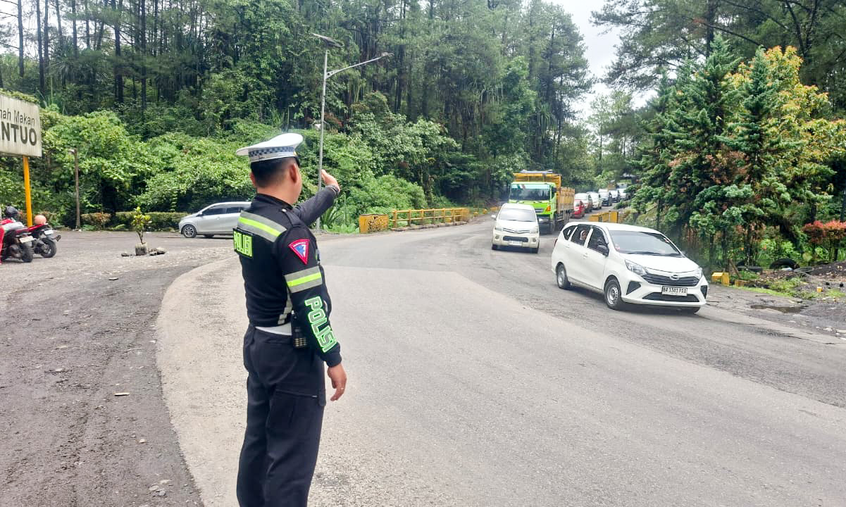 Arus lalin Padang&ndash;Solok via Sitinjaulauik padat, polisi lakukan patroli dan buka tutup akibat truk rusak di Panorama.