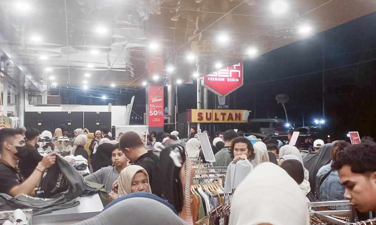Promo malam Ramadan Minang Fashion Store diskon hingga 50 persen dipadati pengunjung.